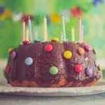 Ein Geburtstagskuchen für Kleinkinder mit Smarties und Kerzen